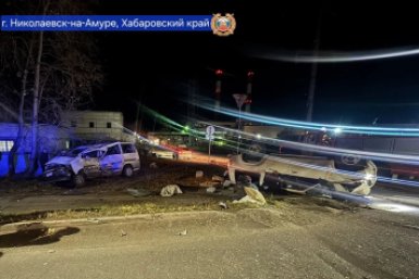 Два человека погибли и 8 пострадали в ночном ДТП в Николаевске-на-Амуре
